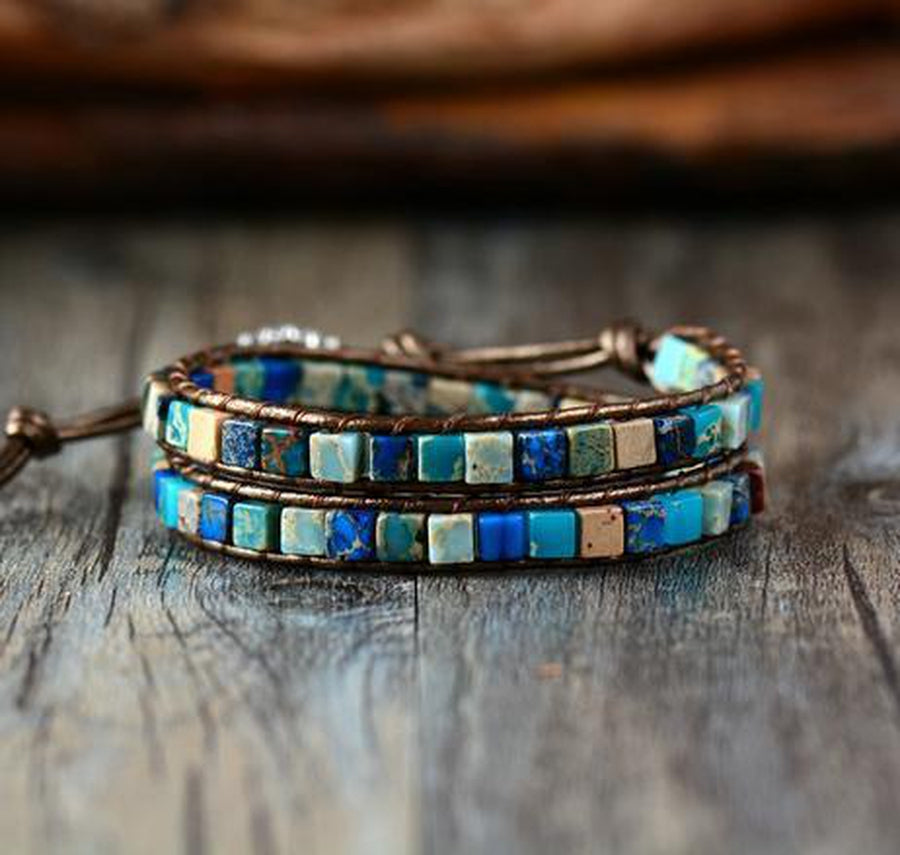 Gros plan sur le fermoir ajustable du bracelet en cuir
