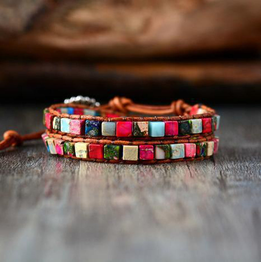 Vue latérale du bracelet en jaspe montrant les détails du cuir