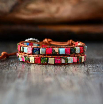 Vue latérale du bracelet en jaspe montrant les détails du cuir