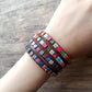 Détail du bracelet en cuir ajustable avec pierres de jaspe