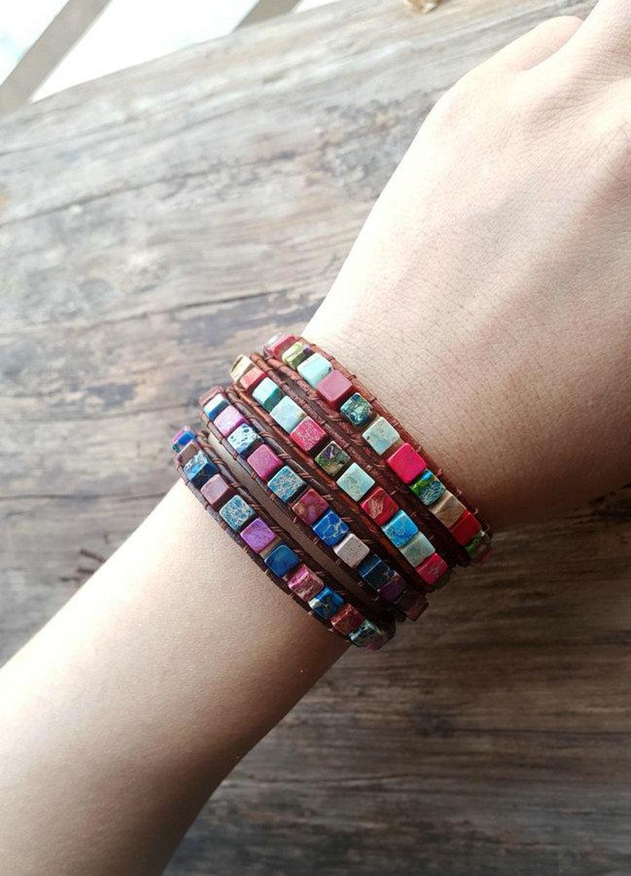 Détail du bracelet en cuir ajustable avec pierres de jaspe