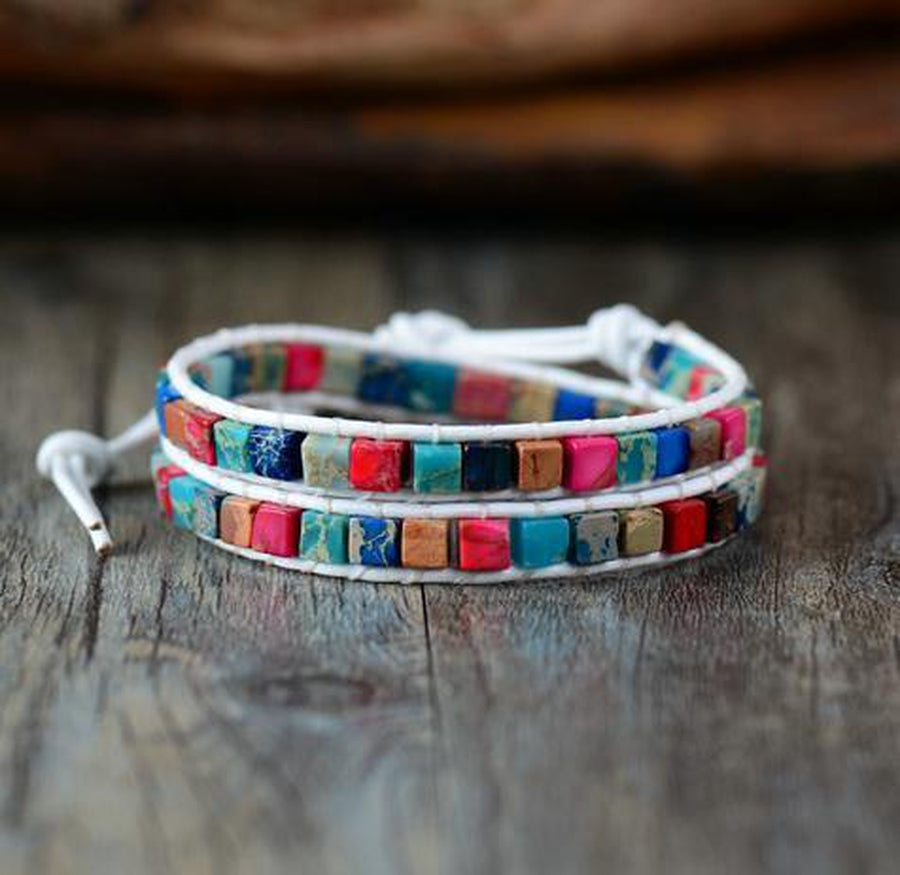Bracelet en jaspe, cuir véritable et motif lotus en gros plan