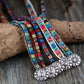 Vue rapprochée des pierres de jaspe multicolores sur le bracelet