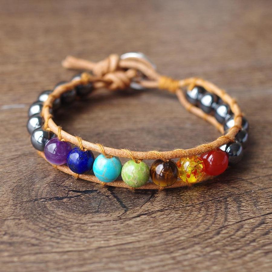 Gros plan sur les perles colorées et hématites du bracelet