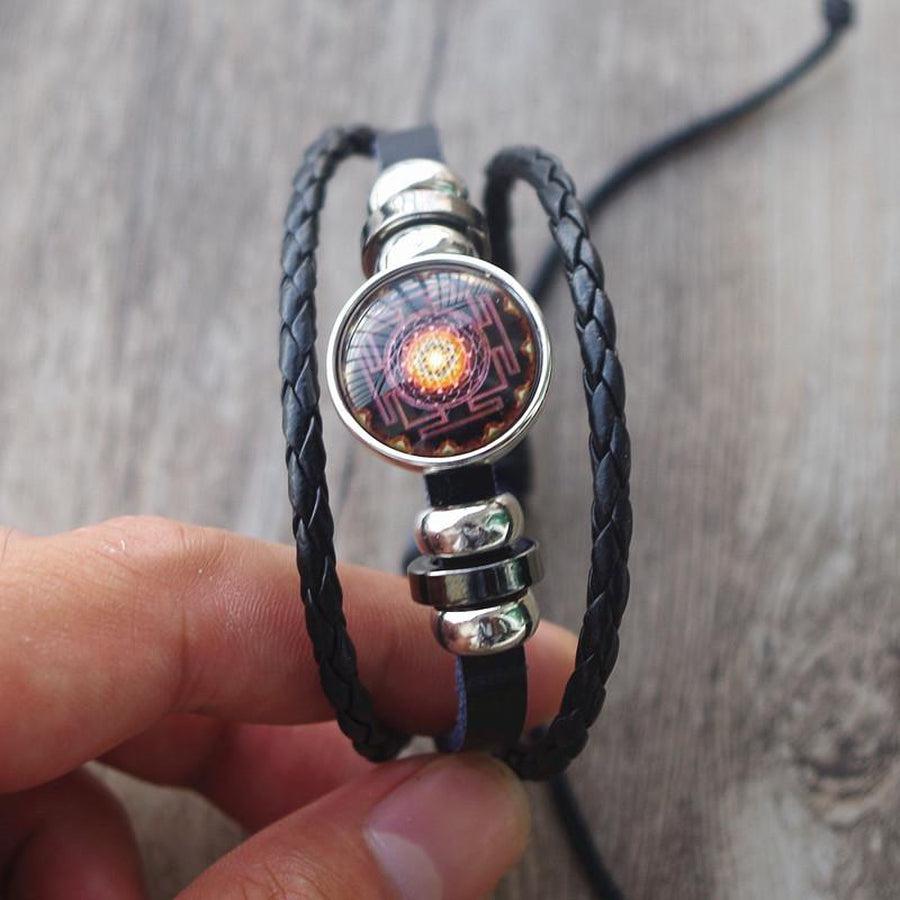 Détail du cabochon en verre montrant le Sri Yantra