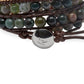 Gros plan sur les perles d'agate indienne du bracelet