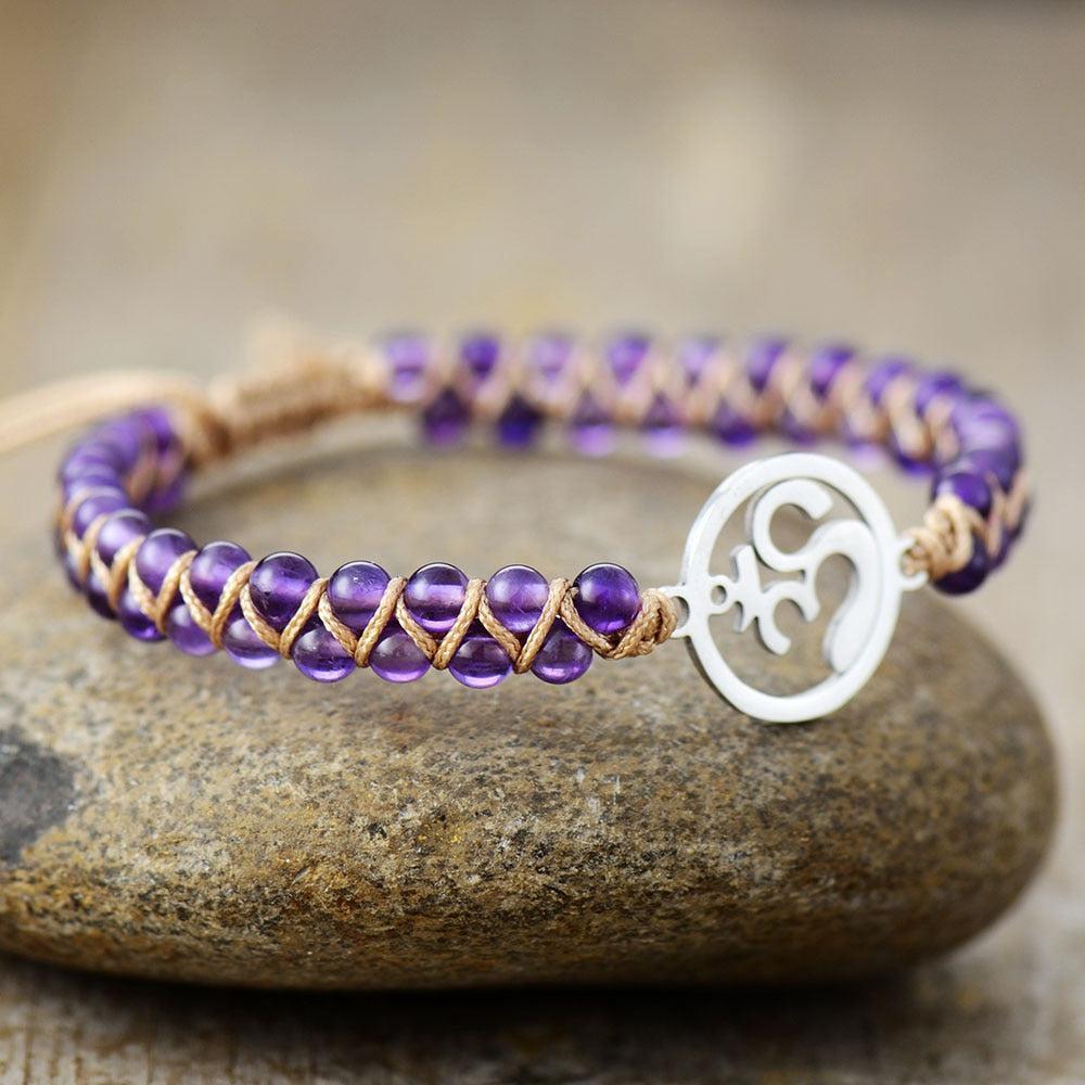 Bracelet en améthyste avec symbole Om doré