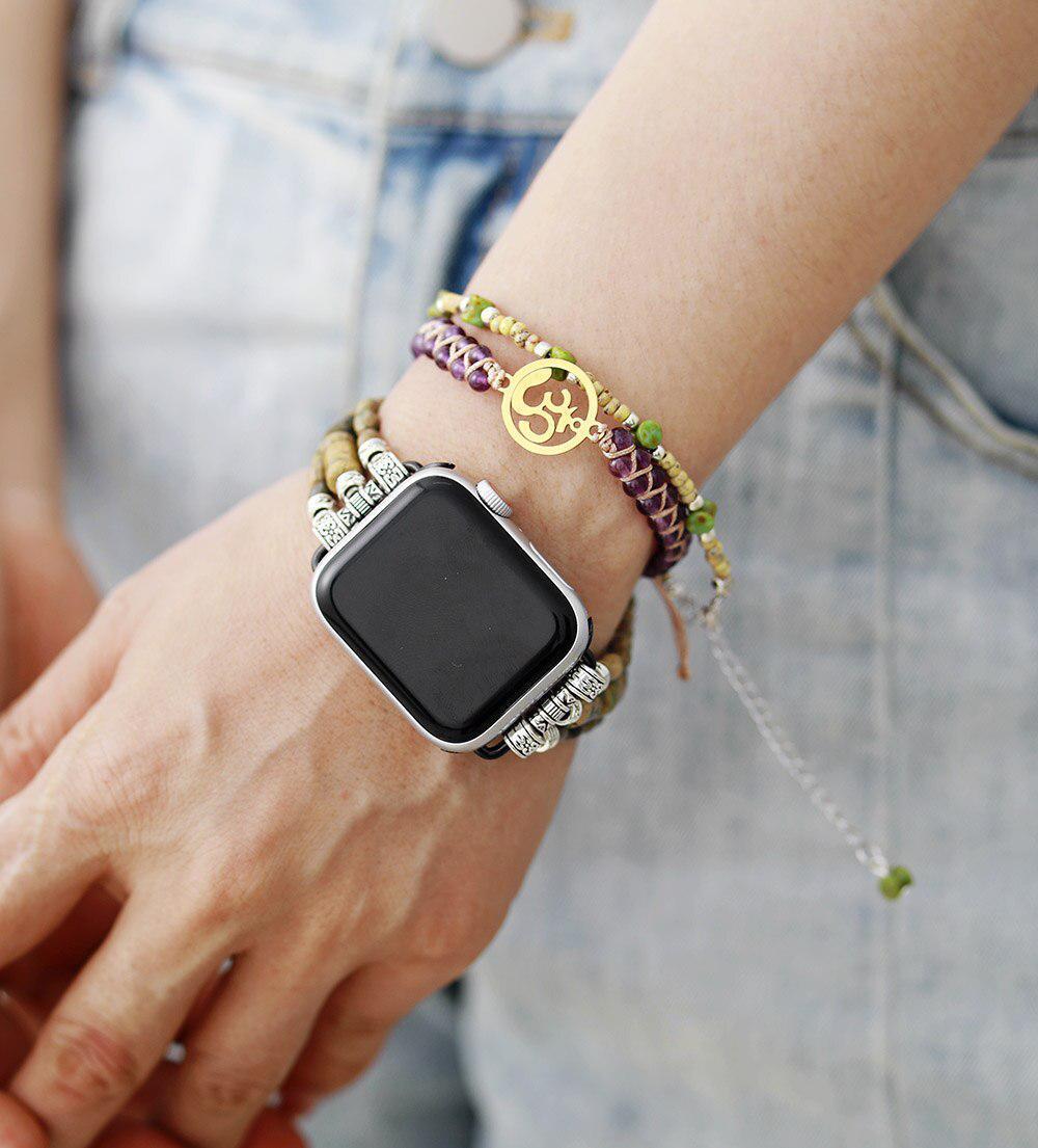 Détail du symbole Om sur bracelet améthyste