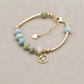 Gros plan sur les pierres d'amazonite et le charm astrologique