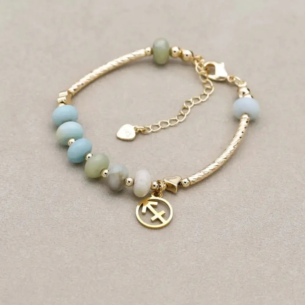 Gros plan sur les pierres d'amazonite et le charm astrologique