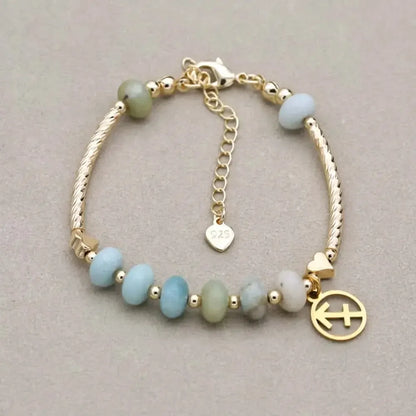 Zoom sur le médaillon astrologique et les pierres naturelles