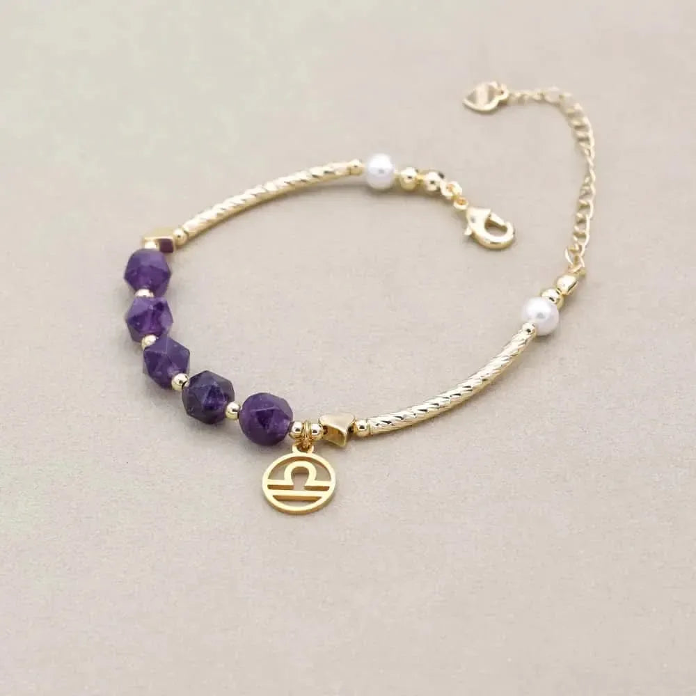 Gros plan sur les perles d'améthyste et dorées du bracelet