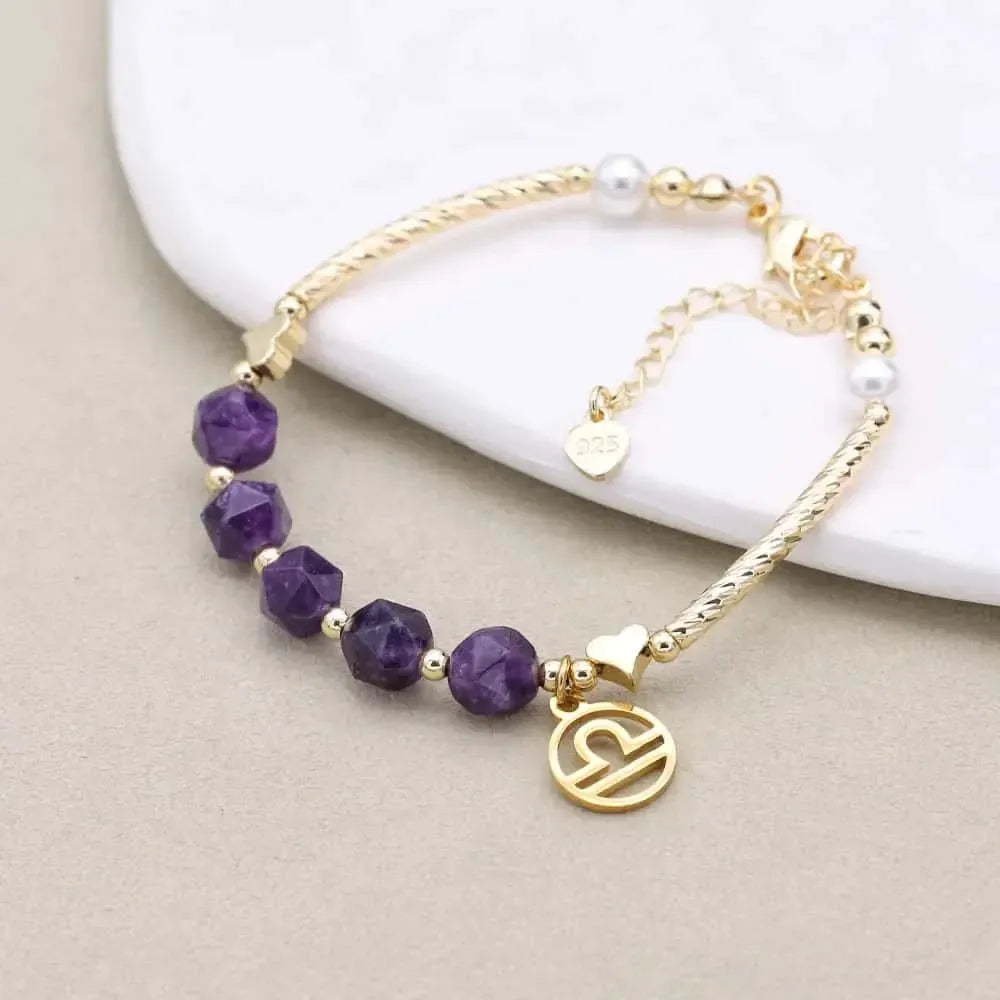 Détail du médaillon astrologique accroché au bracelet