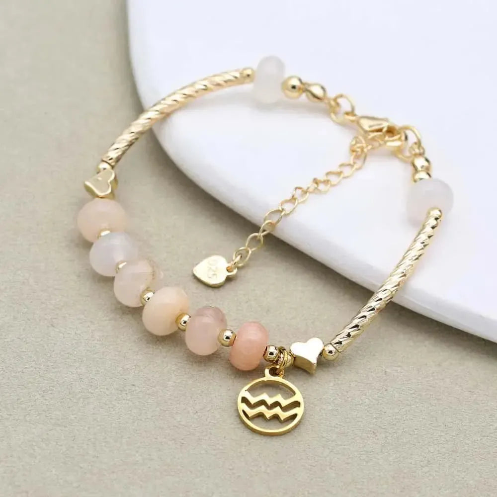 Gros plan sur les perles naturelles et dorées du bracelet