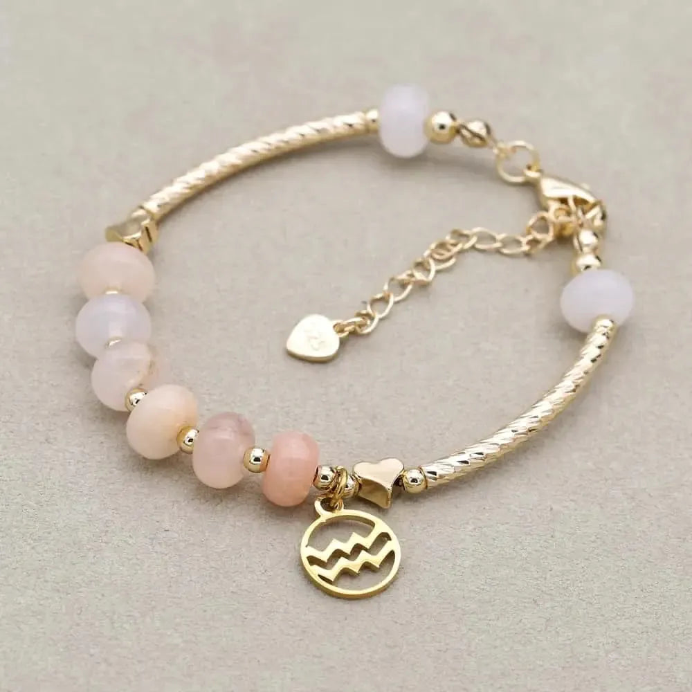 Détail du médaillon zodiaque accroché au bracelet