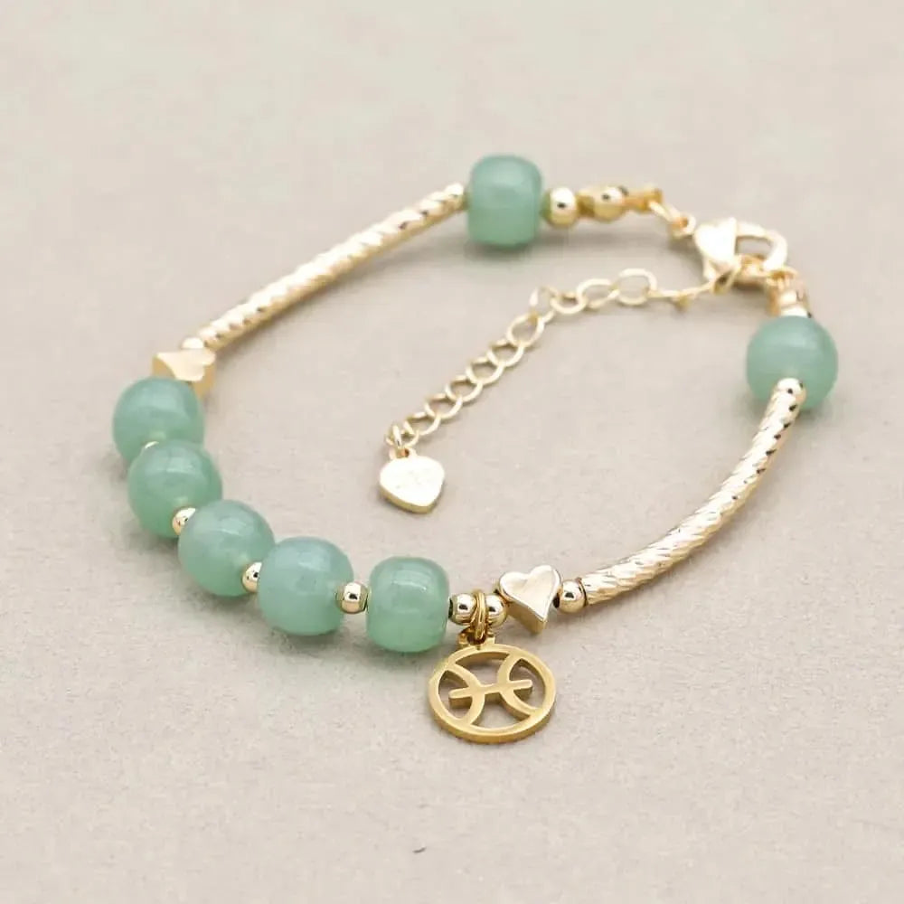 Gros plan sur les perles dorées et pierres naturelles du bracelet