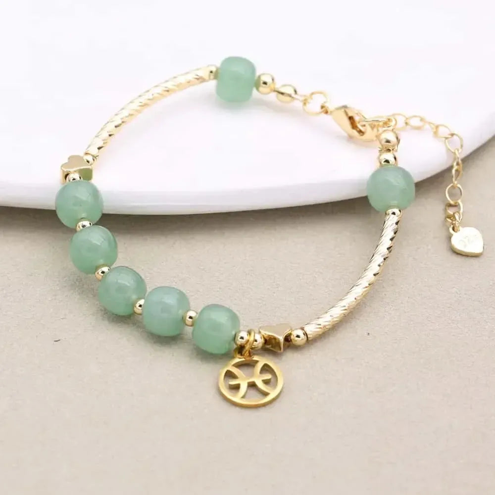 Détail du médaillon astrologique accroché au bracelet élégant