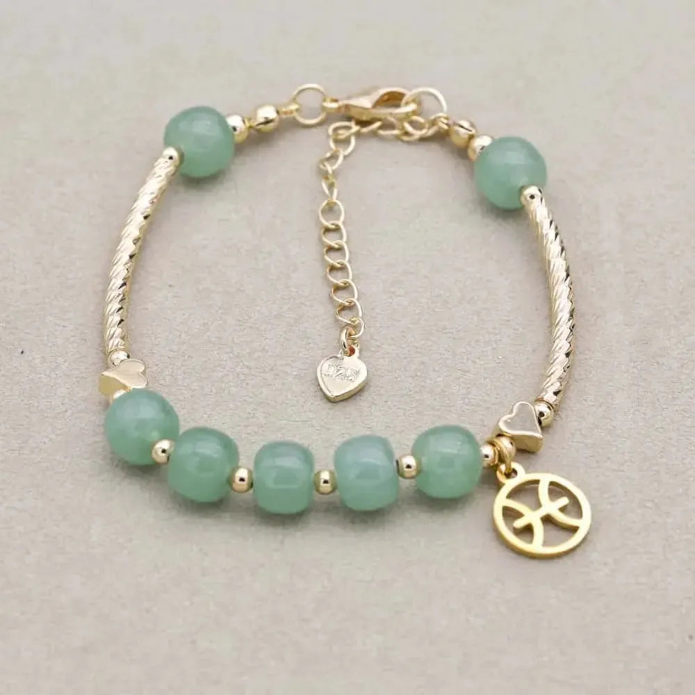 Bracelet en aventurine verte posé sur une surface claire