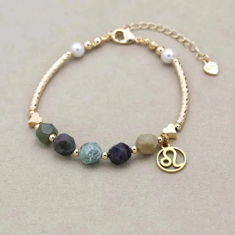 Gros plan sur perles de jaspe indien et détails dorés du bracelet