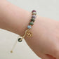 Vue latérale du bracelet montrant les perles dorées et pierres colorées