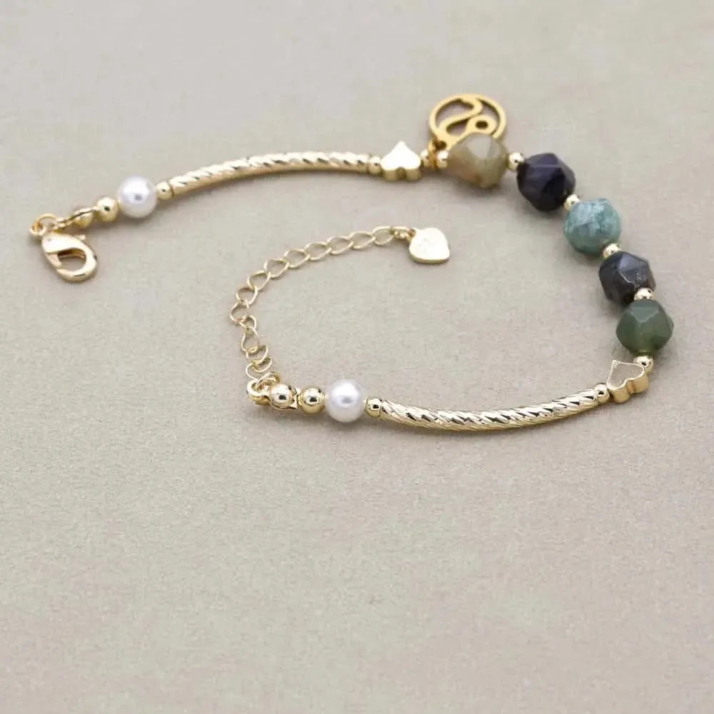 Vue latérale du bracelet montrant la chaînette réglable et perles