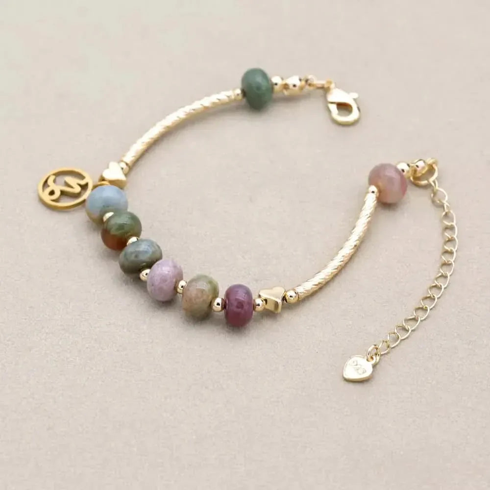 Détail des pierres naturelles aux teintes variées sur le bracelet