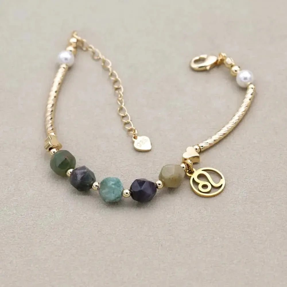 Détail du charm astrologique doré sur bracelet en jaspe indien