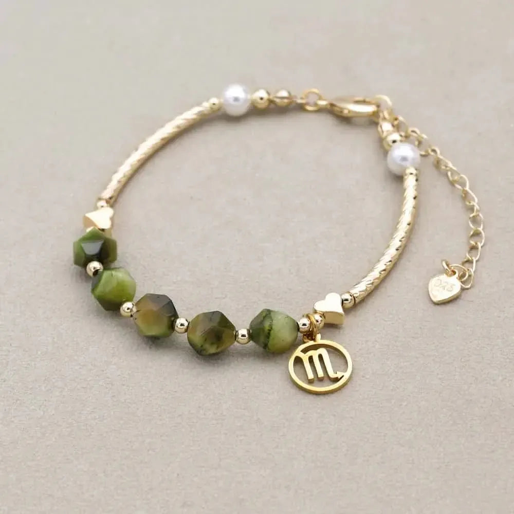 Détail du médaillon zodiaque sur le bracelet