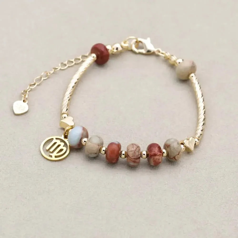 Gros plan sur les perles dorées et pierres naturelles du bracelet