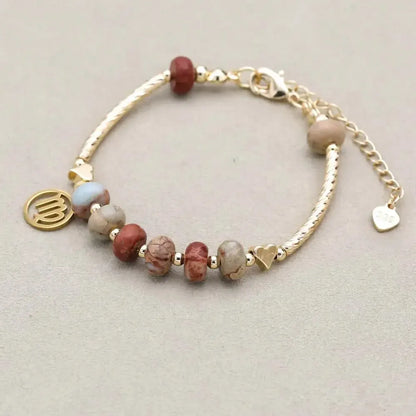 Ensemble du bracelet zodiaque en pierre naturelle sur fond neutre