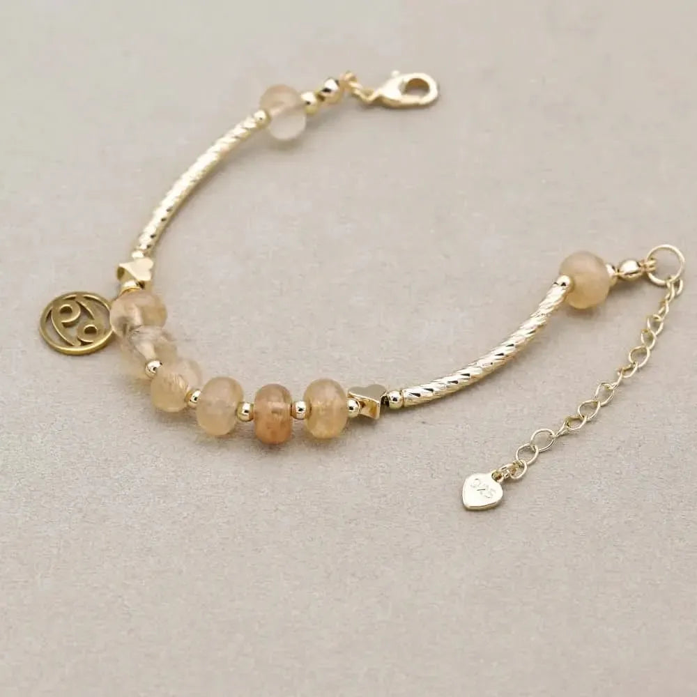 Vue détaillée du médaillon zodiaque accroché au bracelet