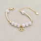 Vue latérale du bracelet en quartz rose et médaillon discret