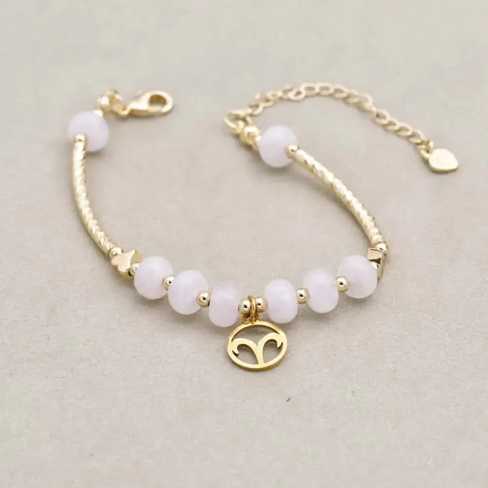 Vue latérale du bracelet en quartz rose et médaillon discret
