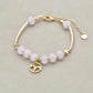 Détail du fermoir réglable et des perles dorées du bracelet