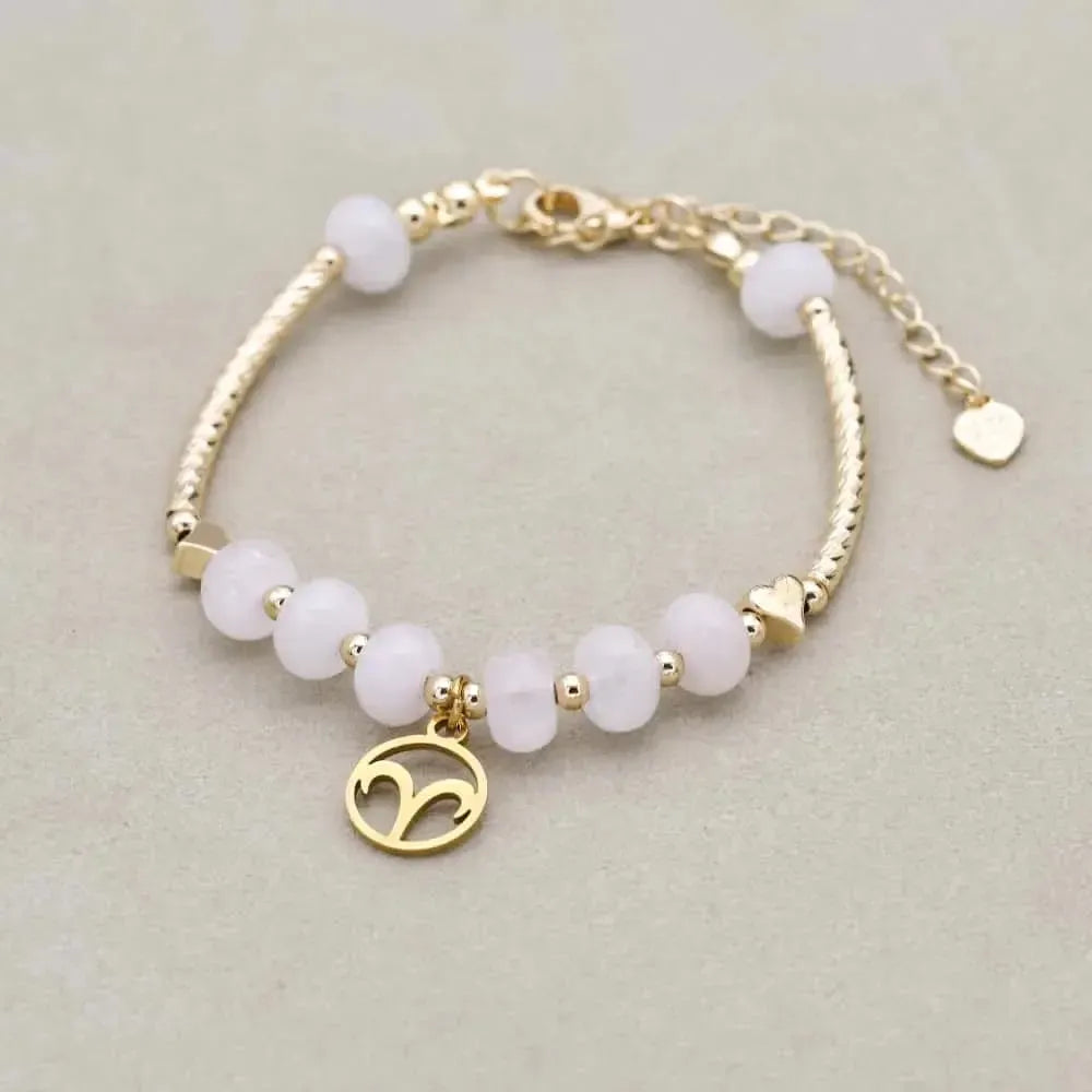 Détail du fermoir réglable et des perles dorées du bracelet