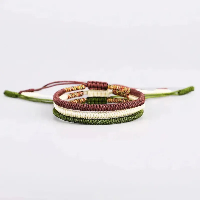 Bracelet artisanal blanc en gros plan