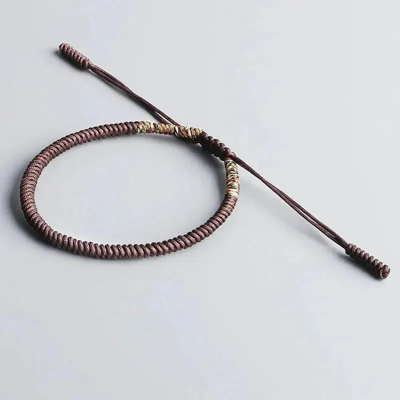Trois bracelets bouddhistes colorés sur fond blanc