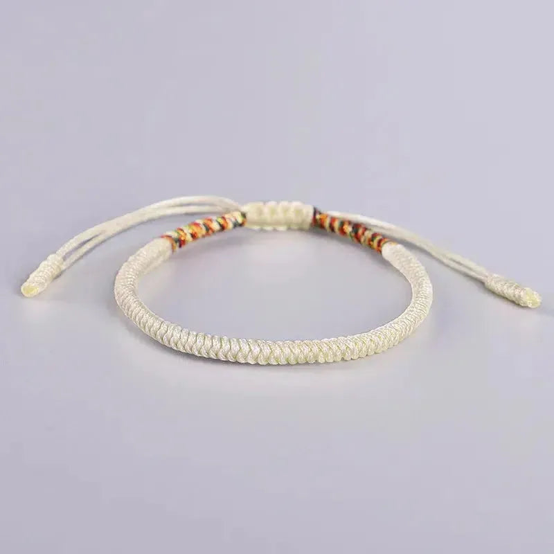 Bracelet brun bouddhiste posé sur une table