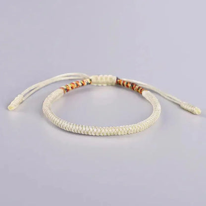 Bracelet brun bouddhiste posé sur une table