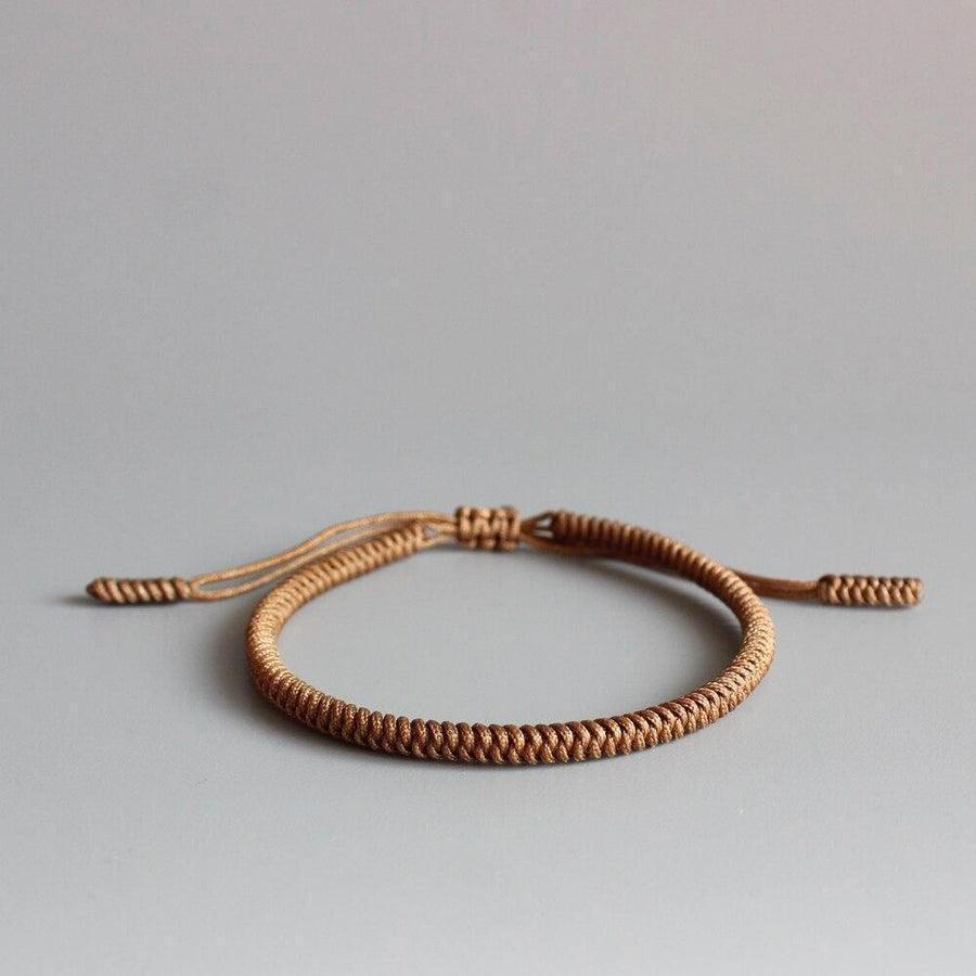 Bracelets bouddhistes alignés, vue latérale