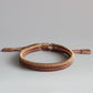 Bracelets bouddhistes tressés main sur fond blanc