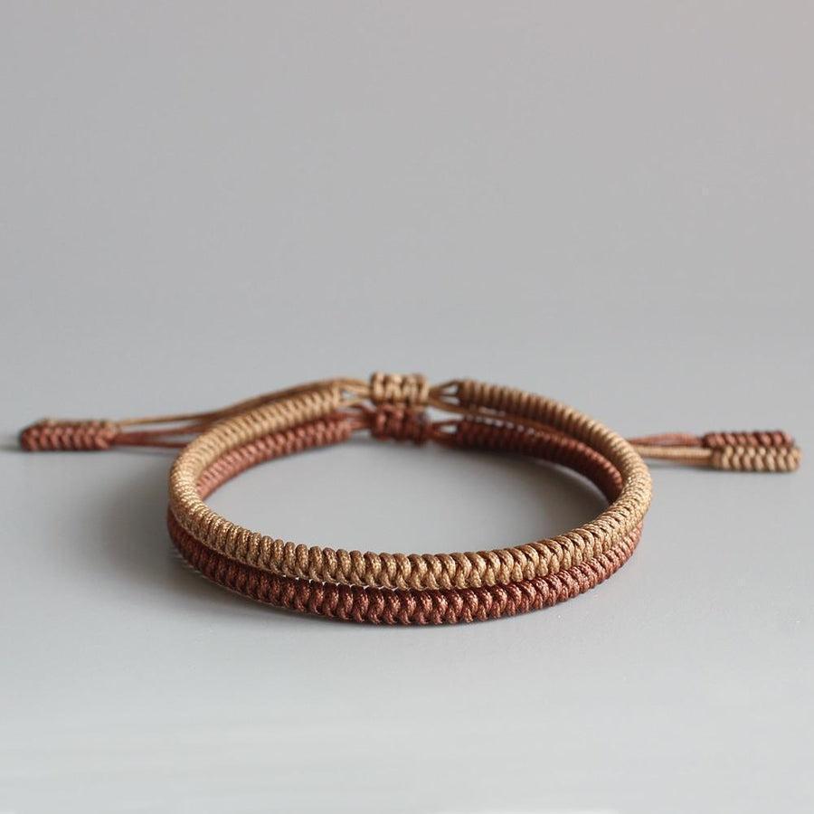 Bracelets bouddhistes tressés main sur fond blanc