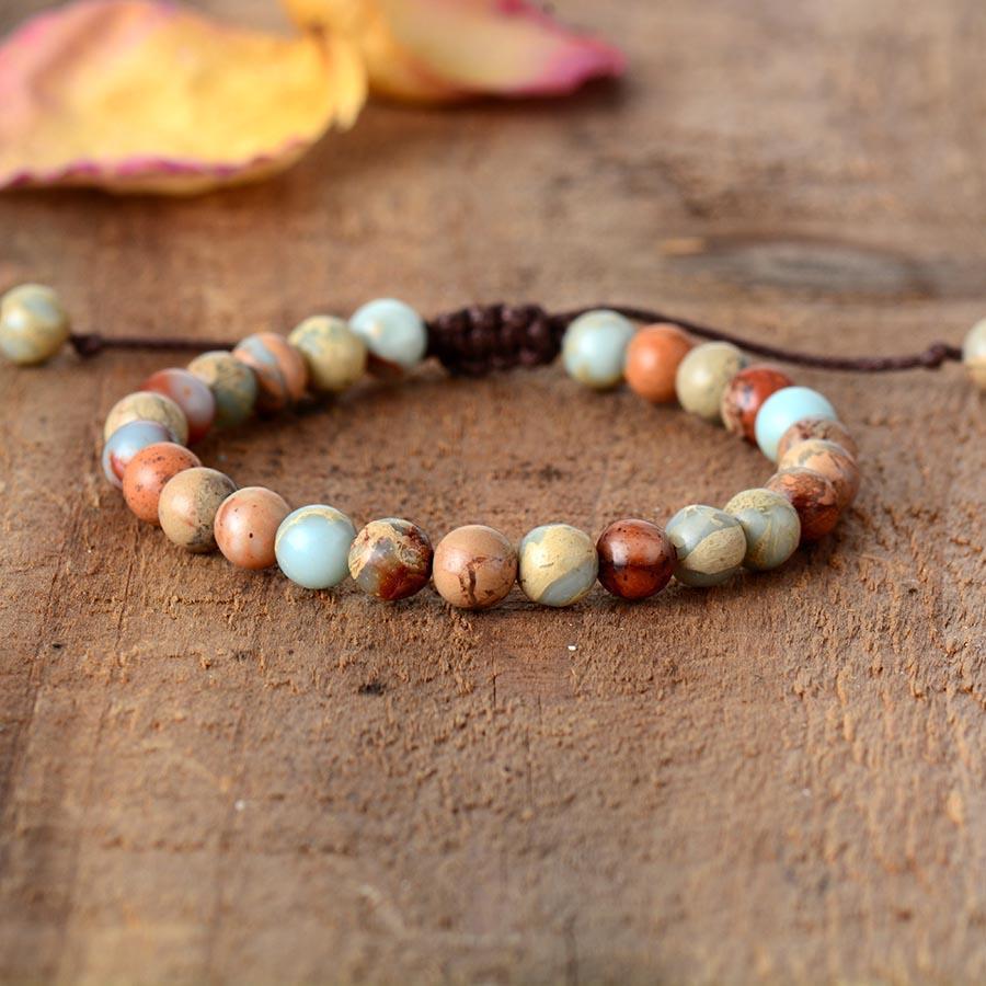 Gros plan sur perles de Jaspe et Onyx, cordon ajustable