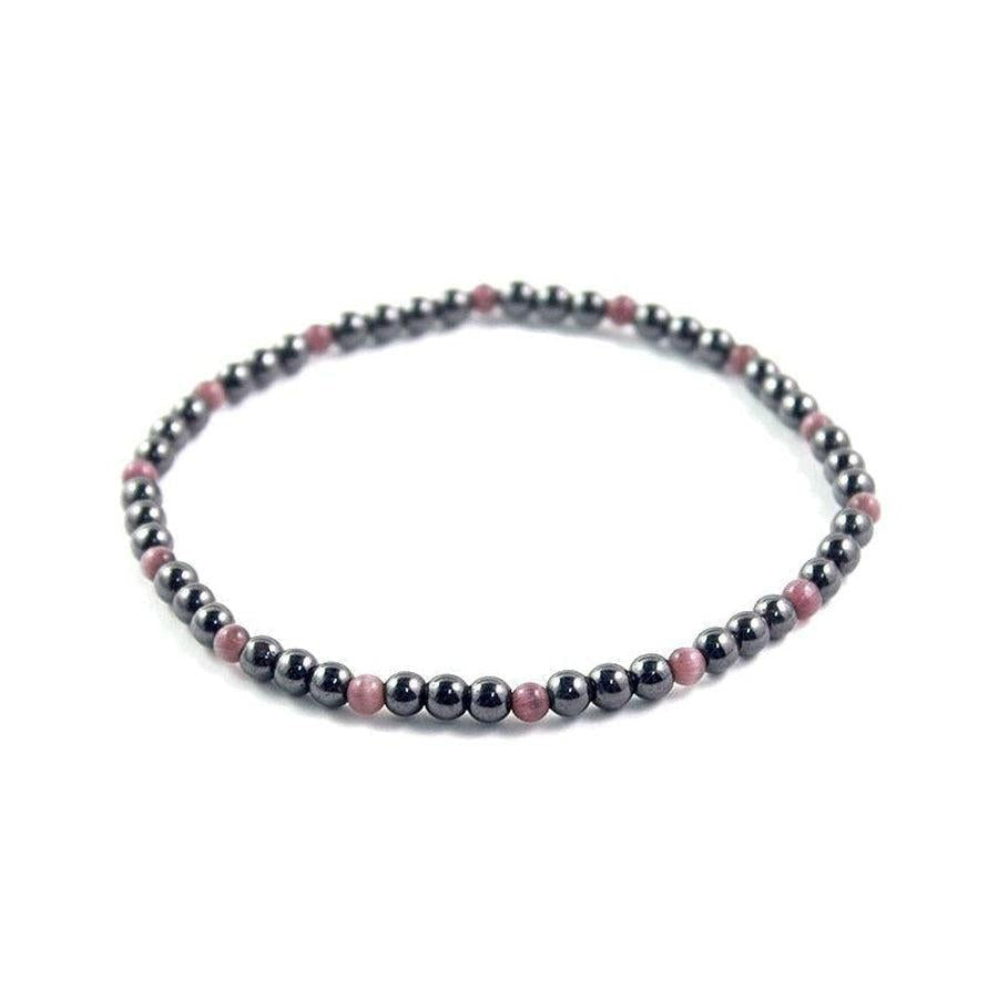 Vue rapprochée d'un bracelet de cheville avec pierres colorées