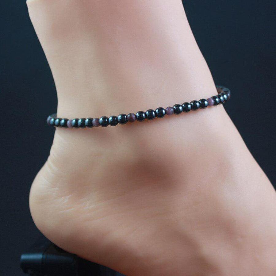 Gros plan sur perles polies de bracelet de cheville artisanal
