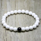 Vue rapprochée de bracelets en Onyx noir mat et Howlite blanche