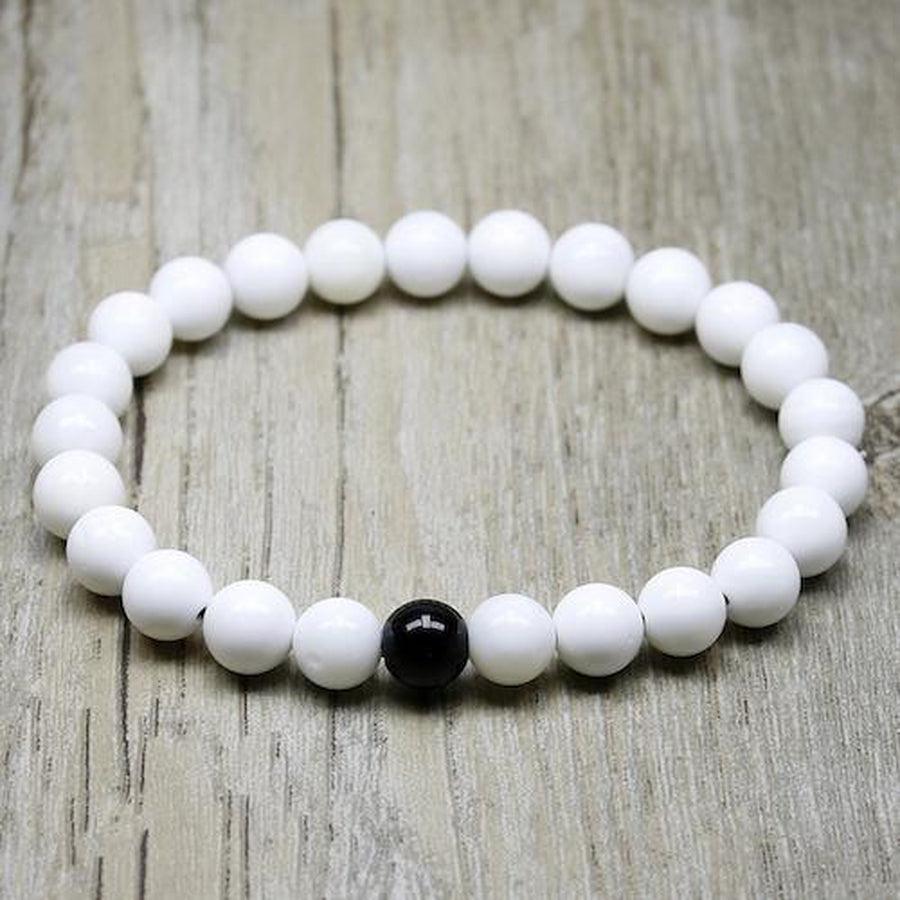 Vue rapprochée de bracelets en Onyx noir mat et Howlite blanche