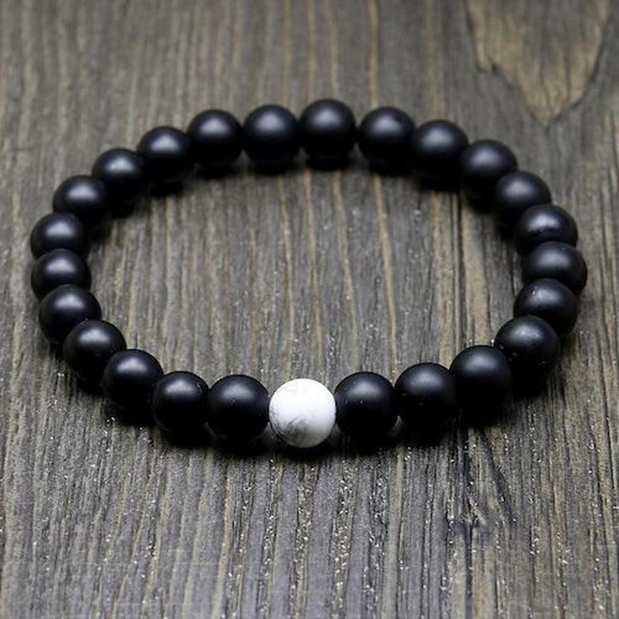 Bracelets en Onyx noir et Howlite blanche sur fond neutre