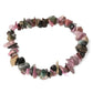 Gros plan sur un bracelet de pierres naturelles blanches et grises