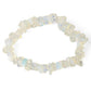 Gros plan sur un bracelet de pierres irrégulières multicolores